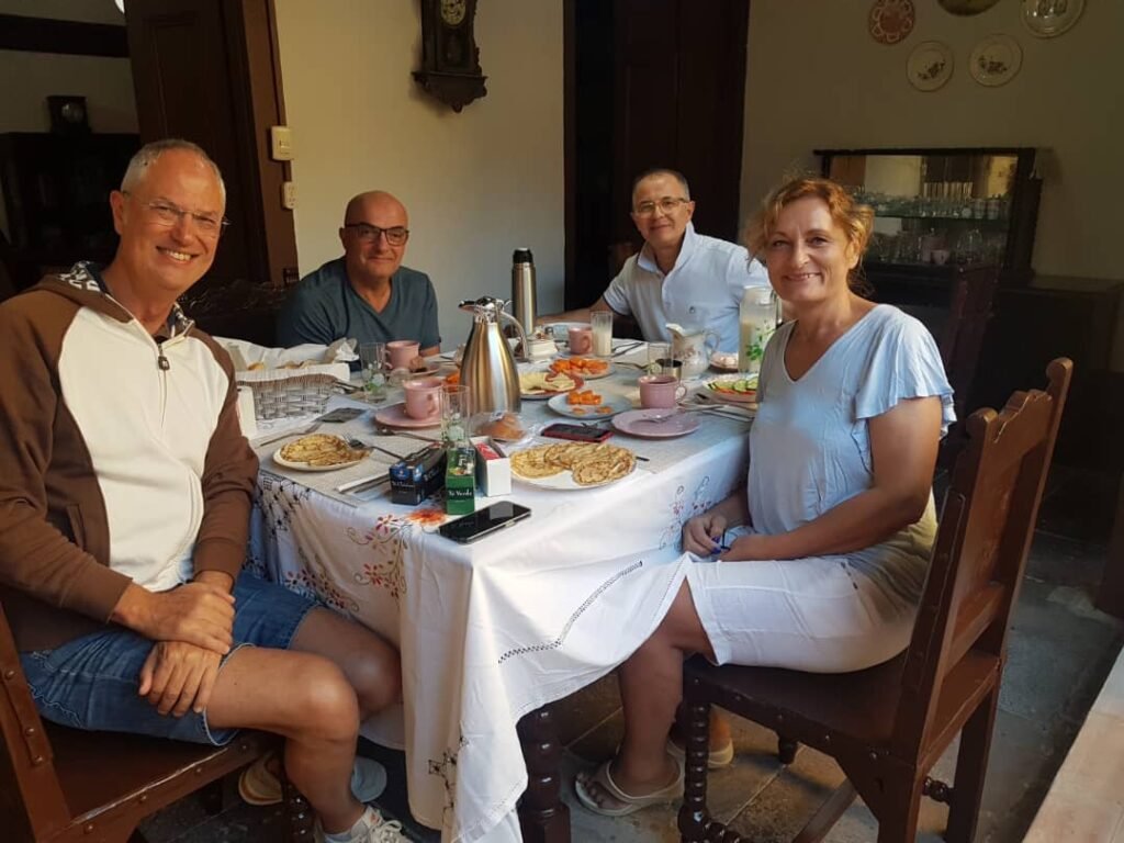 Clientes desayunando